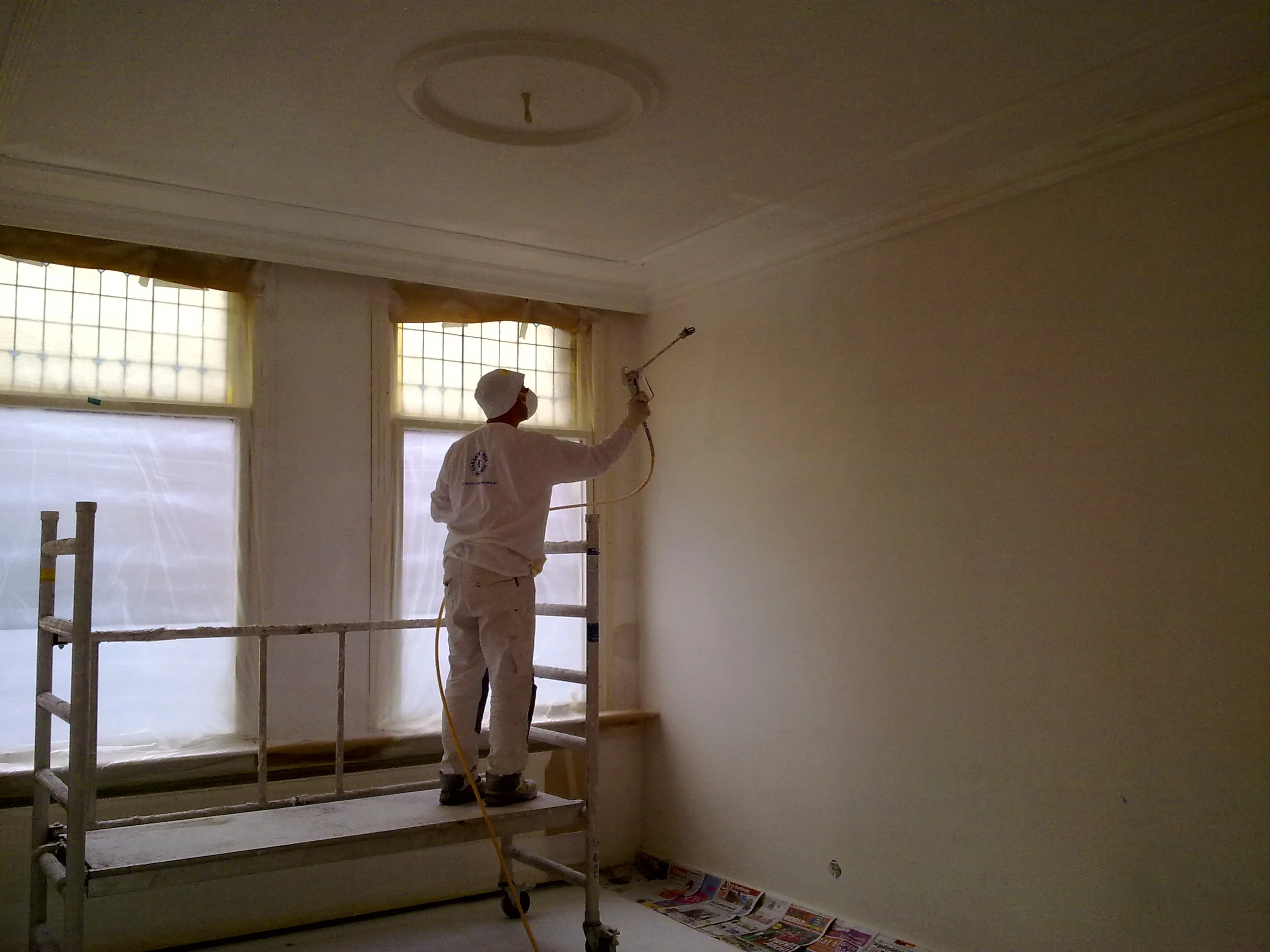 De vakman van Schot Stukadoor aan het werk in een karakteristieke woning